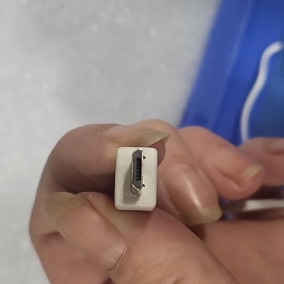 Polaroid Blue 9" - 10" Universal Keyboard Folio Stand w/Micro USB connectivity - Picture 6 of 10